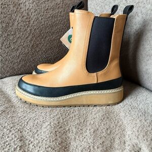 Universal Thread Tan and Black Platform Chelsea Ankle Boots